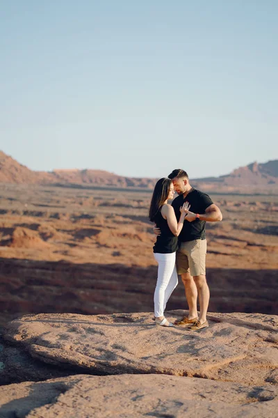 Novio proponiéndole matrimonio en Arizona — Foto de Stock