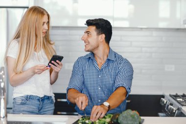 Çift evde bir mutfak