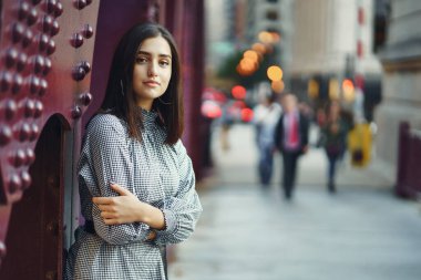 Genç Bayan şehirde köprüyü geçtikten