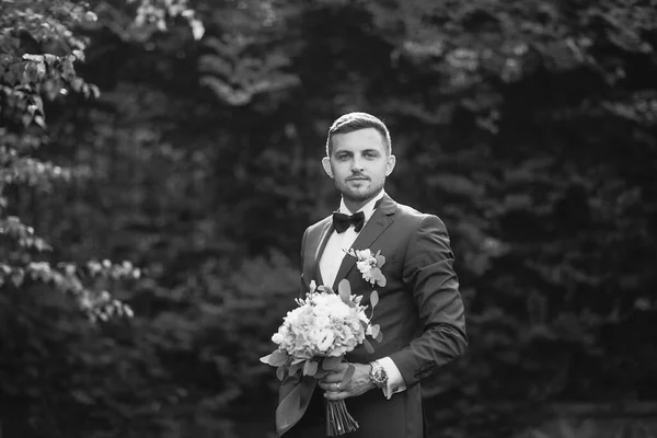 Groom in a park — Stock Photo, Image