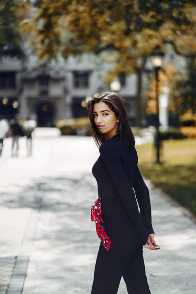 Stylish girl walking through her schools campus — Stock Photo, Image