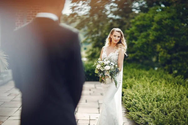 Pareja de boda elegante —  Fotos de Stock