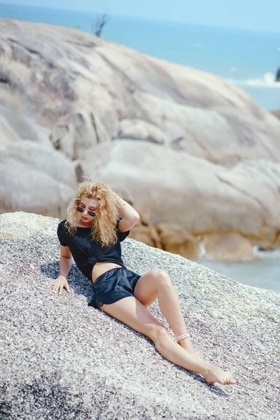 Menina loira praticando ioga na praia — Fotografia de Stock