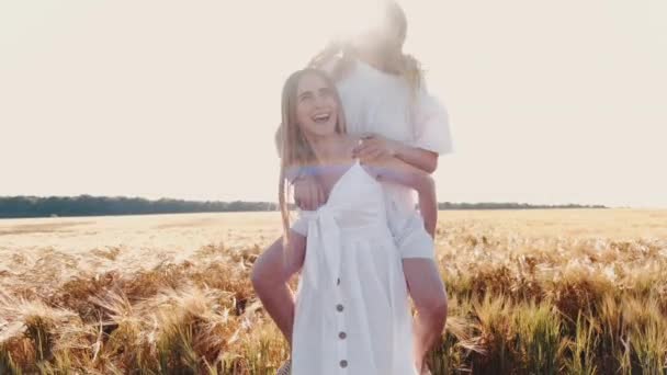 Жінки в білих сукнях розважаються на пшеничному полі влітку — стокове відео
