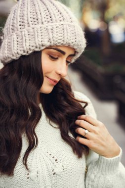 Şehirde beyaz kazak giyen tatlı bir esmer.