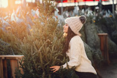 Beyaz süveter ve Noel ağacı içinde tatlı bir esmer.