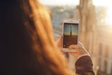 Milan İtalya keşfetmek telefonunu kullanan kız