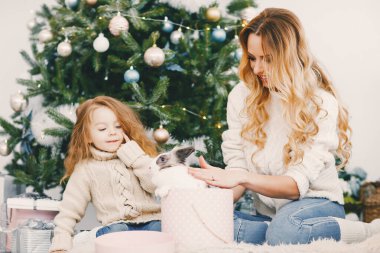 Anne kızına hediye hediye