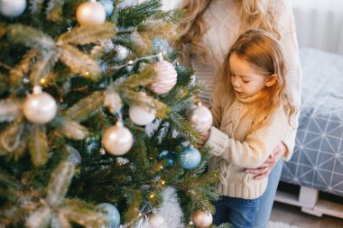 Anne ve kızı ağacı süsleme