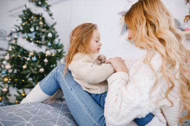 Anne ve kızı oynuyor.