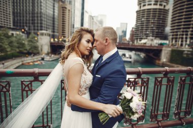 Zarif bir düğün çifti