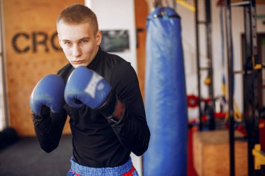 Yakışıklı bir adam spor salonunda nişanlandı.