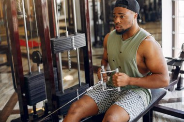 Yakışıklı bir zenci spor salonunda nişanlanıyor.