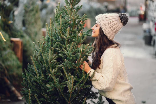 Beyaz süveter ve Noel ağacı içinde tatlı bir esmer. — Stok fotoğraf