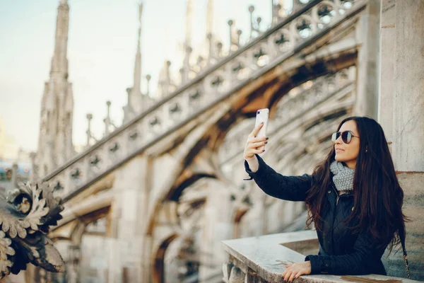 Dziewczyna za pomocą jej telefon podczas zwiedzania Mediolan Włochy — Zdjęcie stockowe