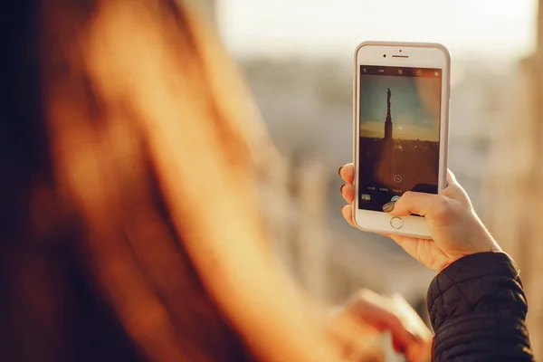 Girl using her phone while exploring Milan Italy — Stock Photo, Image