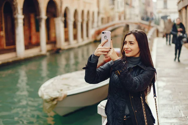 Dziewczyna rozmawia na telefon i robienie zdjęć w Wenecji — Zdjęcie stockowe