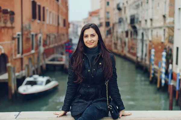 Touristinnen spazieren herum und erkunden Venedig — Stockfoto