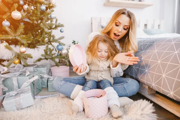 Mami e hija abriendo regalos — Foto de Stock