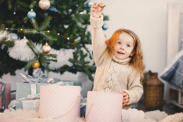 Little blond dziewczynka pomoc w dekoracji — Zdjęcie stockowe