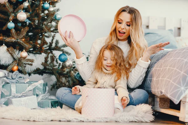 Mami e hija abriendo regalos — Foto de Stock