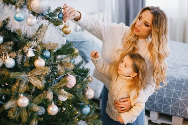 Madre e hija decorando el árbol — Foto de Stock