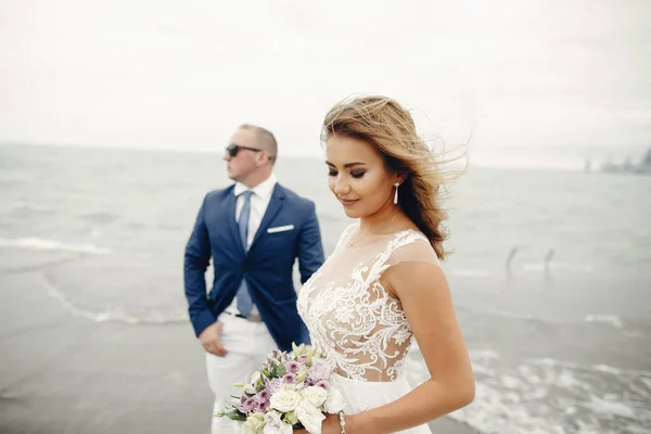 Casal elegante — Fotografia de Stock