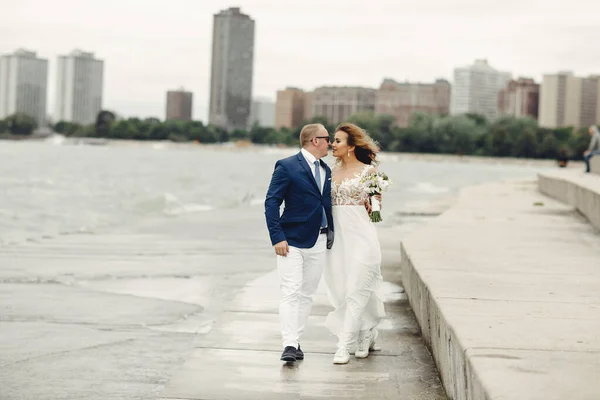 Pareja de boda elegante — Foto de Stock