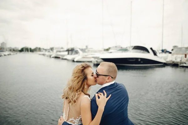 Pareja de boda elegante — Foto de Stock