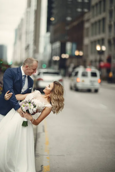 エレガントな結婚式のカップル — ストック写真