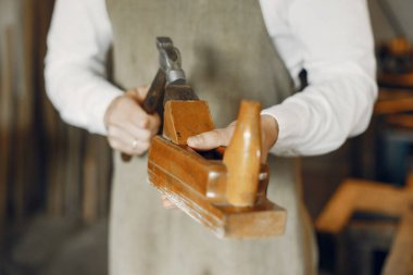 Tahtayla çalışan yakışıklı marangoz.