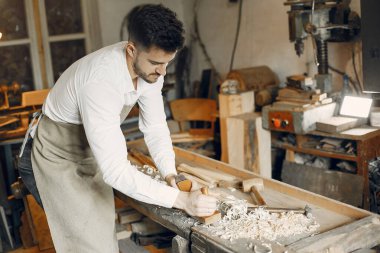 Tahtayla çalışan yakışıklı marangoz.