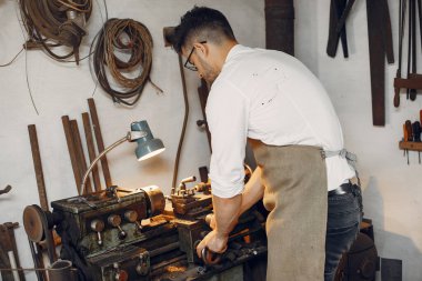 Tahtayla çalışan yakışıklı marangoz.