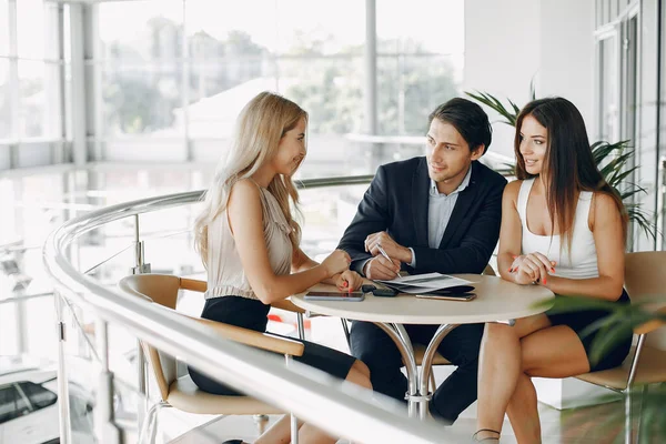 Snygg affärsman som jobbar på kontor — Stockfoto