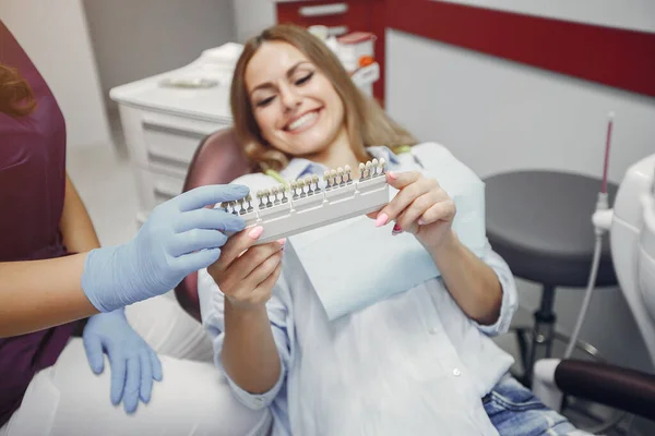 Mooi meisje zitten in de tandartsen kantoor — Stockfoto
