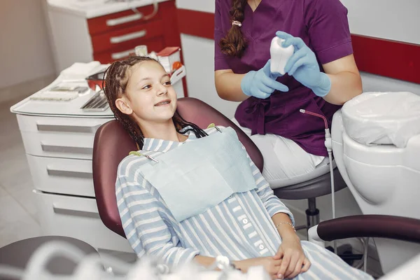 Beautiful little girl sitting in the dentists office — Stock Photo, Image