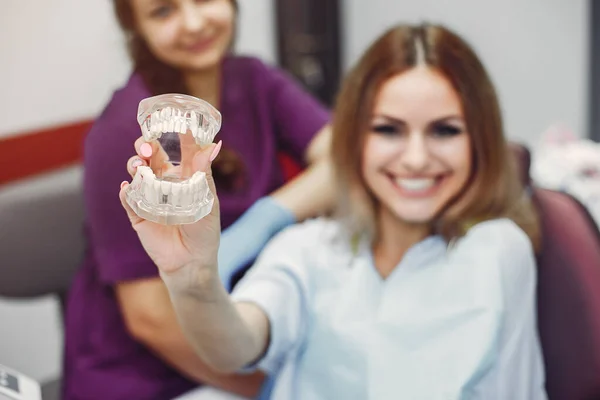 Beautiful girl sitting in the dentists office — Stock Photo, Image