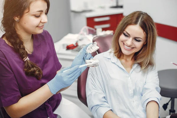 Hermosa chica sentada en el consultorio de dentistas —  Fotos de Stock