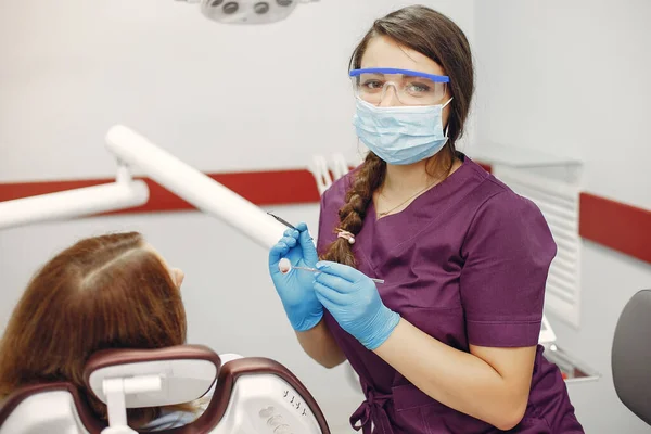 Hermosa chica sentada en el consultorio de dentistas —  Fotos de Stock