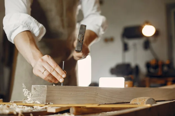 Hermoso carpintero trabajando con una madera — Foto de Stock