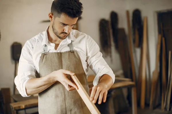 Schöner Tischler, der mit einem Holz arbeitet — Stockfoto