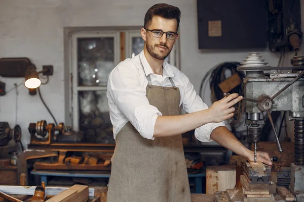 Schöner Tischler, der mit einem Holz arbeitet — Stockfoto