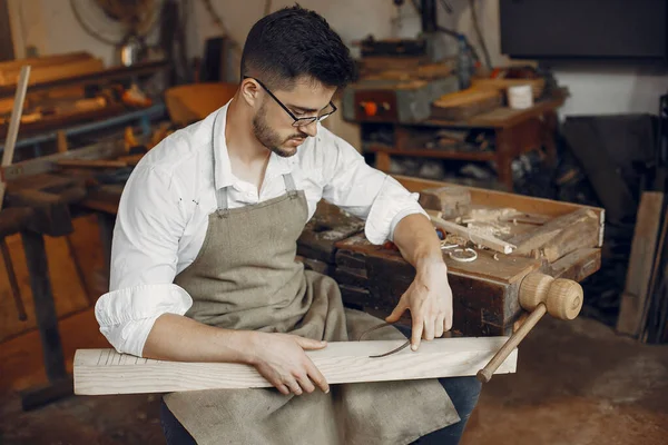 Knappe timmerman werkend met een hout — Stockfoto