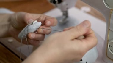 Giysi fabrikasında kadın eli dikme oyuncağı.