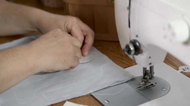 Gros plan des mains féminines faisant jouet dans l'usine de vêtements — Video