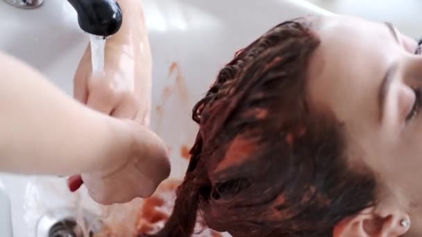 Закрытие процесса мытья головы клиента в салоне красоты — стоковое видео