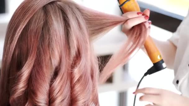 Estilista rizando el pelo de las niñas en el moderno estudio de belleza — Vídeos de Stock