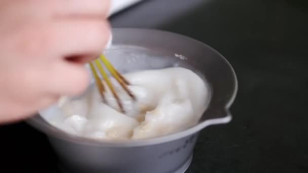 Primer plano de peluqueros mano mezcla crema en el tazón en el salón — Vídeos de Stock