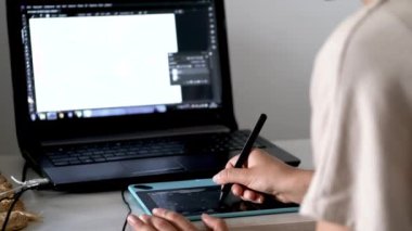 Grafik tasarımcısı müşterileri yaratıcı ajansta sipariş veriyor