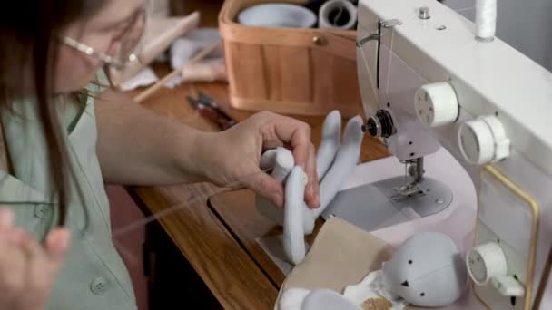 Closeup de mãos femininas brinquedo de costura na fábrica de vestuário — Vídeo de Stock